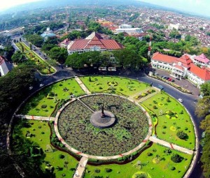 ALun-Alun Tugu Balaikota Malang