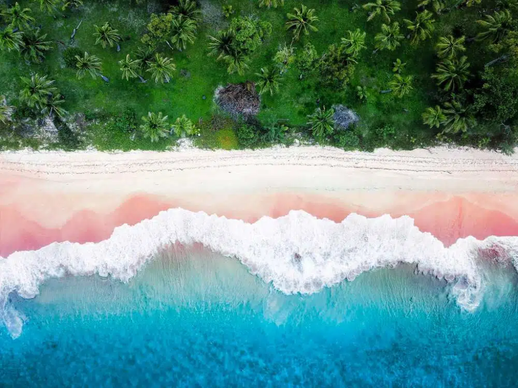 Pantai Tiga Warna : Simbol Kebebasan dan Ketenangan